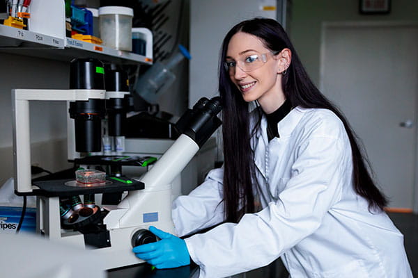 Madison “Maddy” Tarasuik ’23 M’25 with a microscope