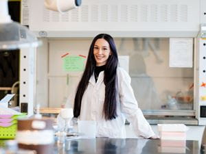 Madison “Maddy” Tarasuik ’23 M’25 in the lab